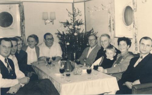 Weihnachten-1953-auf-der-Alstertal Herr-Boettcher-ganz-links