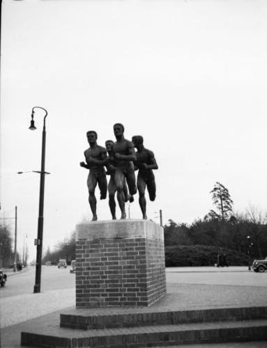 Berlin Läufer Bronze von Hugo Lederer