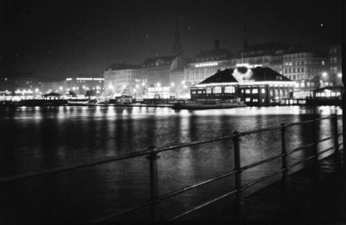 Hamburg an der Alster bei Nacht