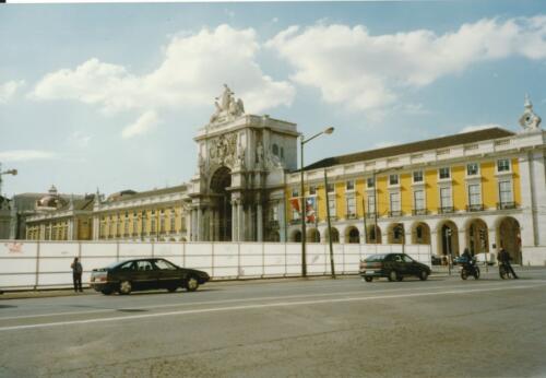Praça do Comércio in Lissabonmit Eingang Arco Triunfal da Rua Augusta
