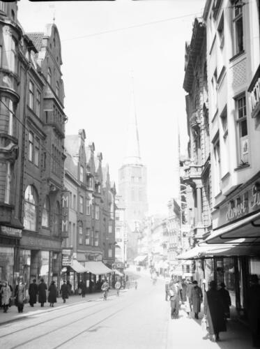 Luebeck-Marienkirche-im-Hintergrund