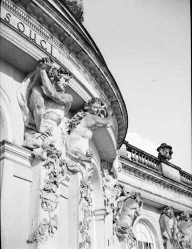 Potsdam-Sanssouci-Schloss Figuren-am-Schloss 1