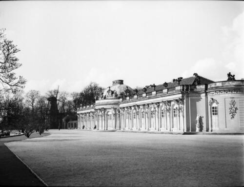 Potsdam-Sanssouci-Schloss Windmuehle-im-Hintergrund