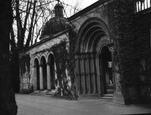 Potsdam-Sanssouci Heilsbronner-Portal-der-Friedenskirche-am-Marlygarten